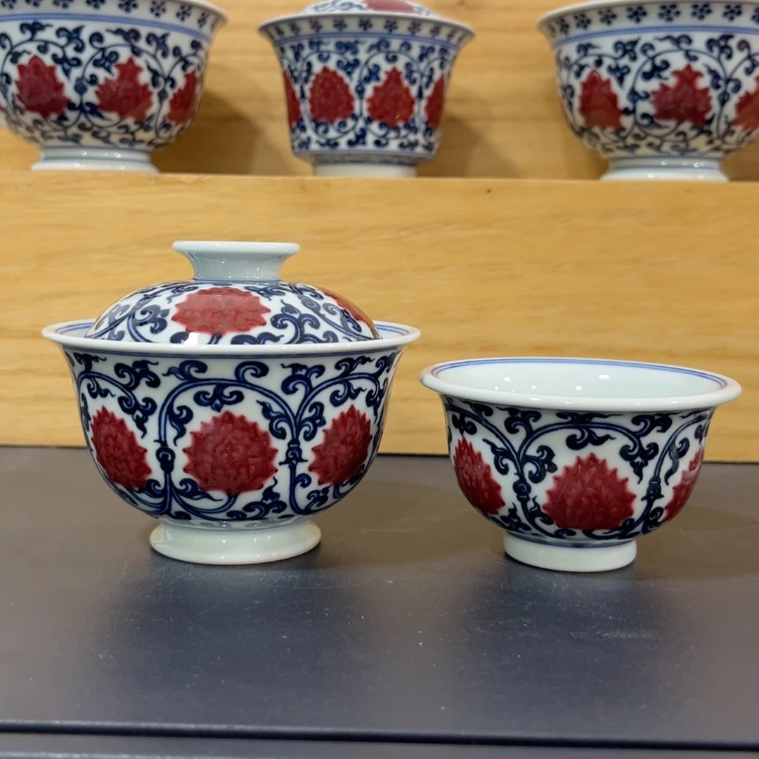 双钩线青花釉里红缠枝莲
