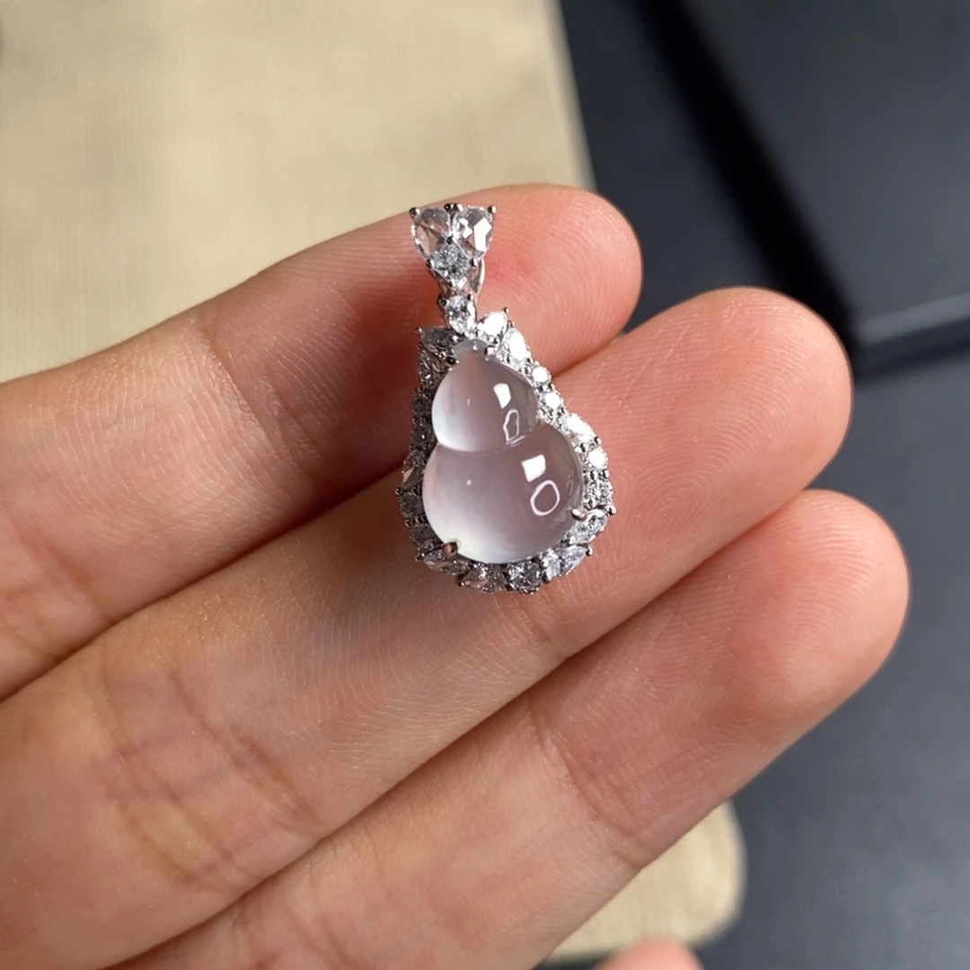 颈饰18K金镶嵌翡翠葫芦