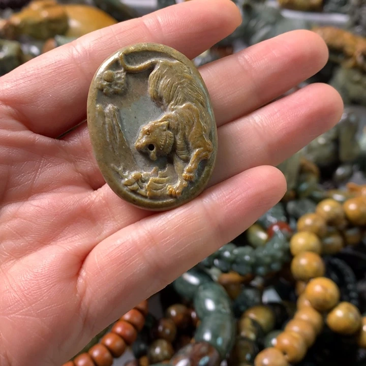 未镶嵌岫岩河磨玉（透闪石质玉）把件