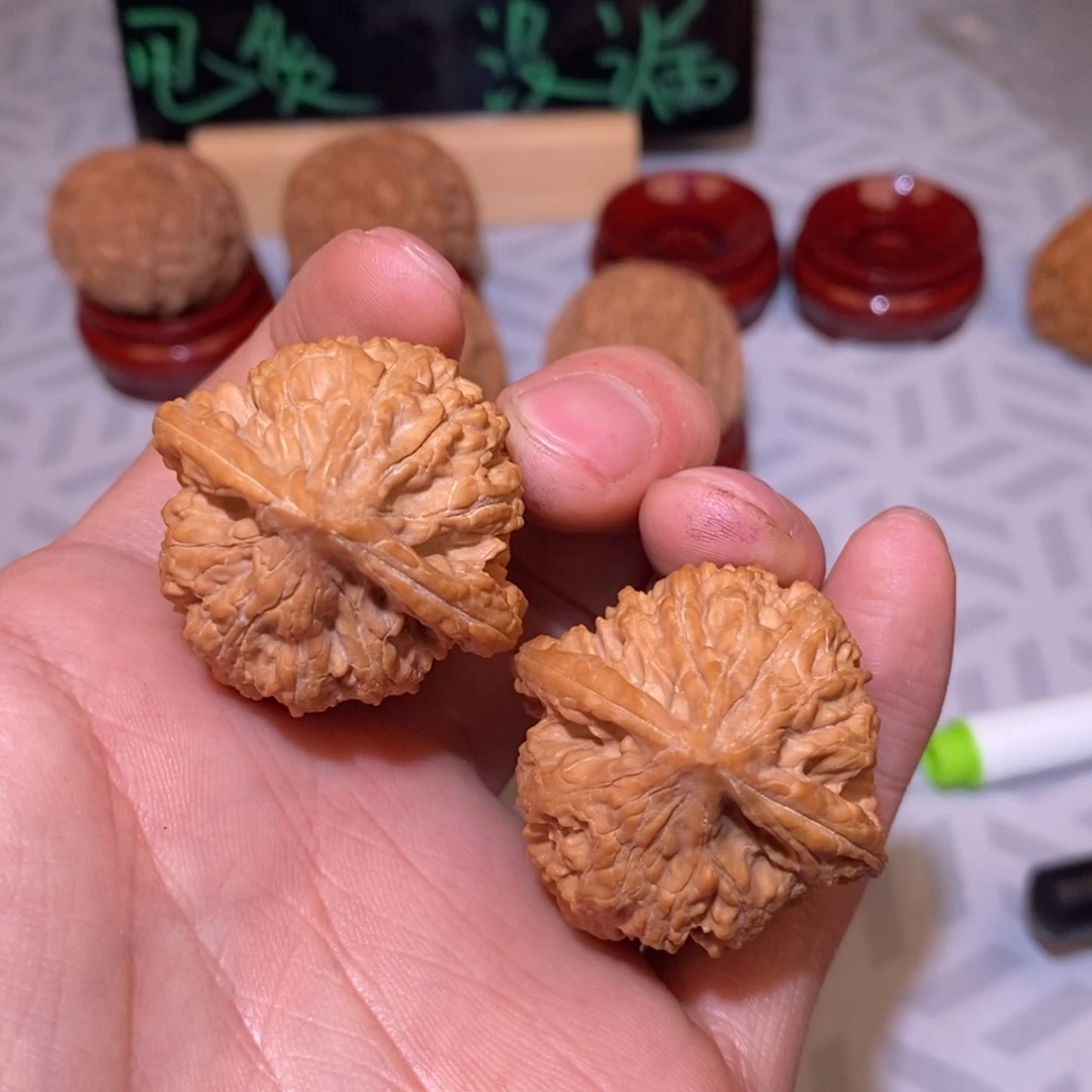 36尺野生鸡心文玩核桃