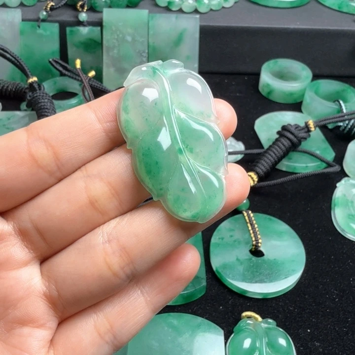 石英质玉未镶嵌颈饰