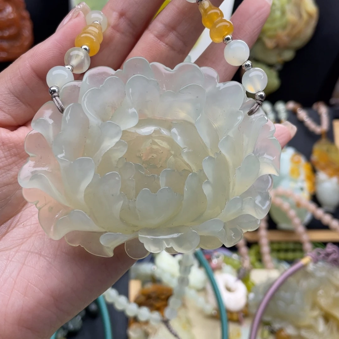 蛇纹石玉未镶嵌颈饰糖***妆