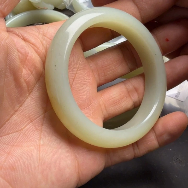 齐***莲和田玉手镯未镶嵌