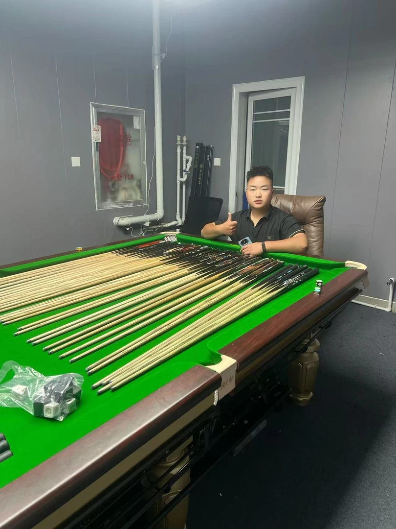 各类价格中式八球和斯诺克台球杆满足不同需求