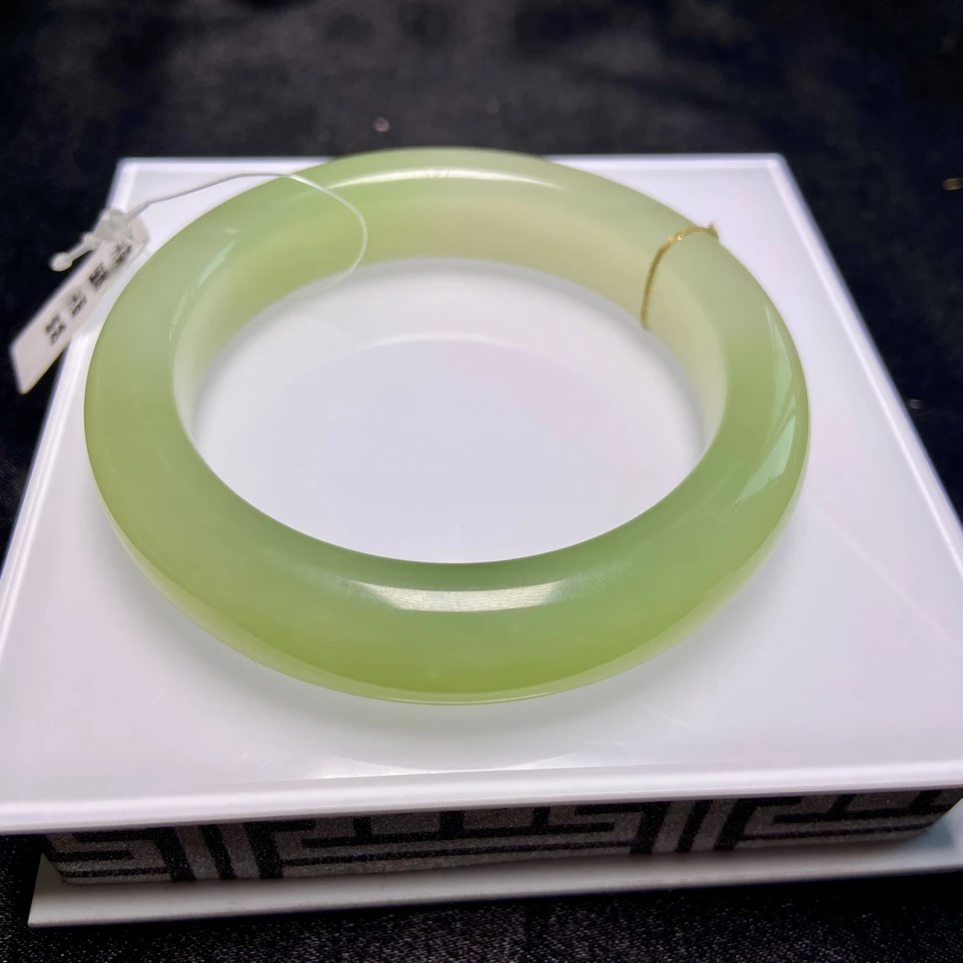 天然和田玉新疆且末带翠宽版56.5