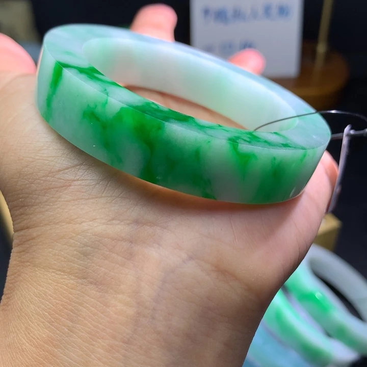 定制翡翠未镶嵌辣绿花翡翠手镯