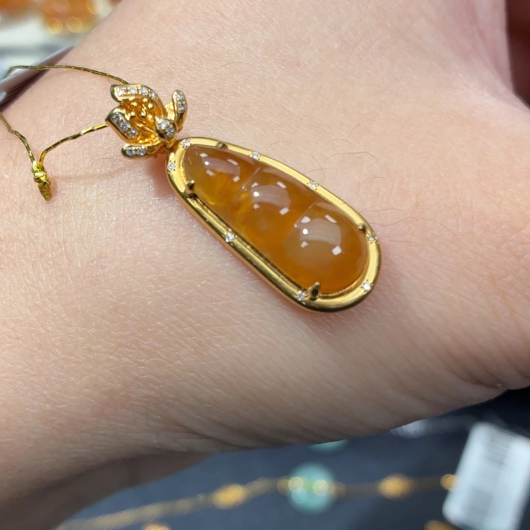 翡翠18K金镶嵌颈饰