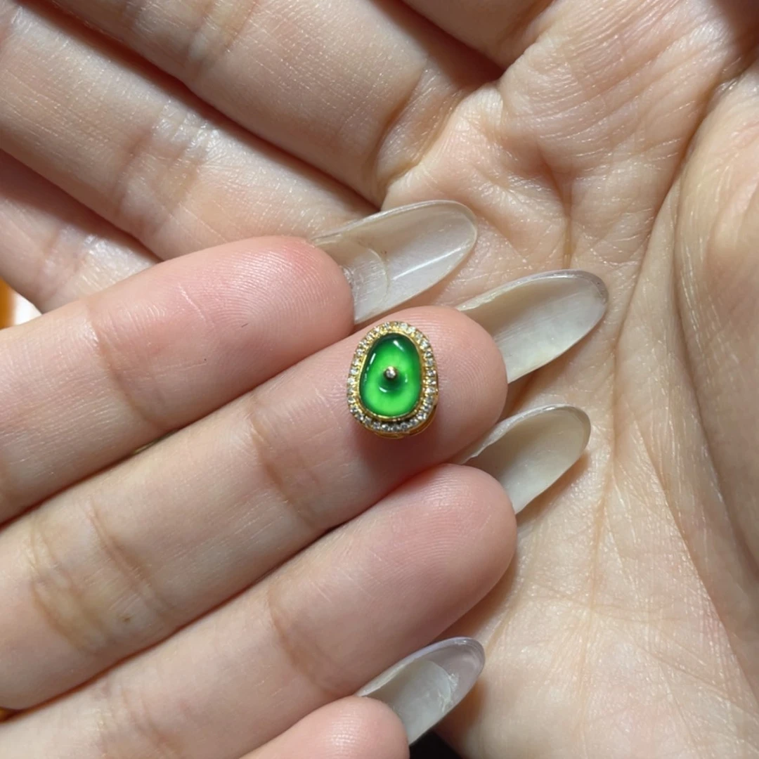 【闪购商品】颈饰18K金镶嵌翡翠