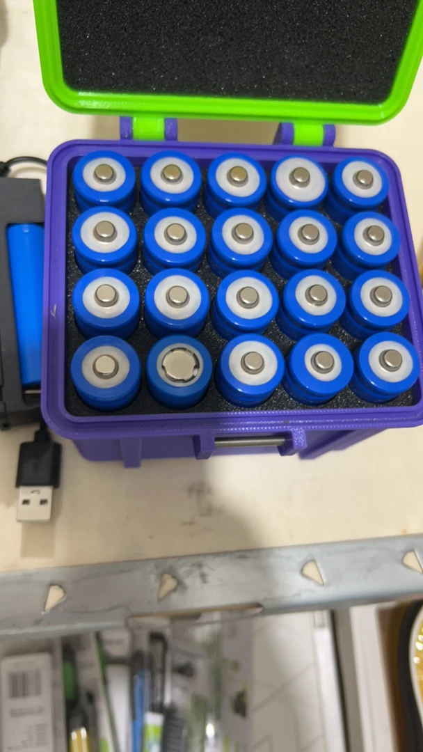 18650电池发四节带电池充电器