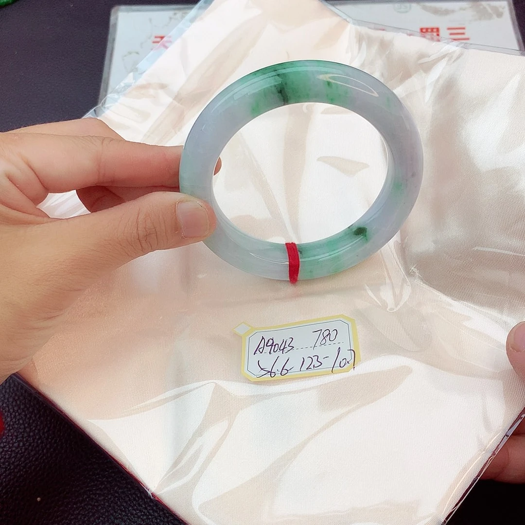 翡翠手镯未镶嵌翡翠