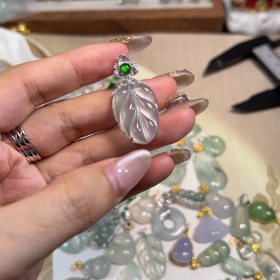 颈饰未镶嵌翡翠叶子