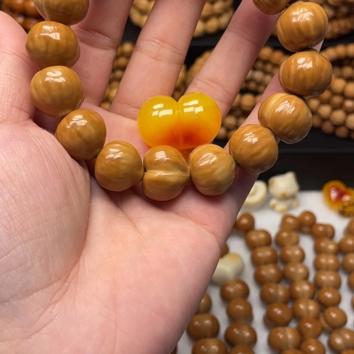 布***光猴头核桃吊坠微瑕屁桃加爱心