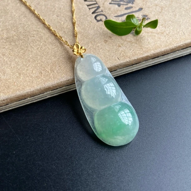 金镶飘绿四季豆福豆翡翠玉石吊坠挂件时尚百搭