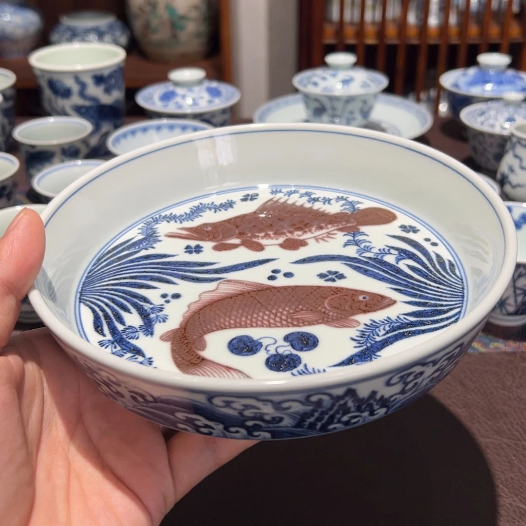 精品青花釉里红海水鱼藻纹壶承直径约18厘米