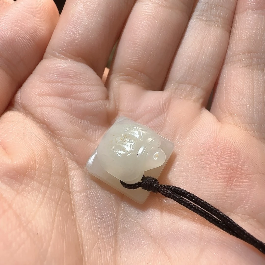 昆***兔和田玉未镶嵌挂件