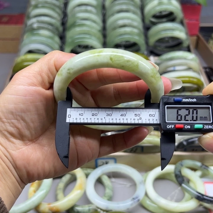 蛇纹石玉未镶嵌手镯60