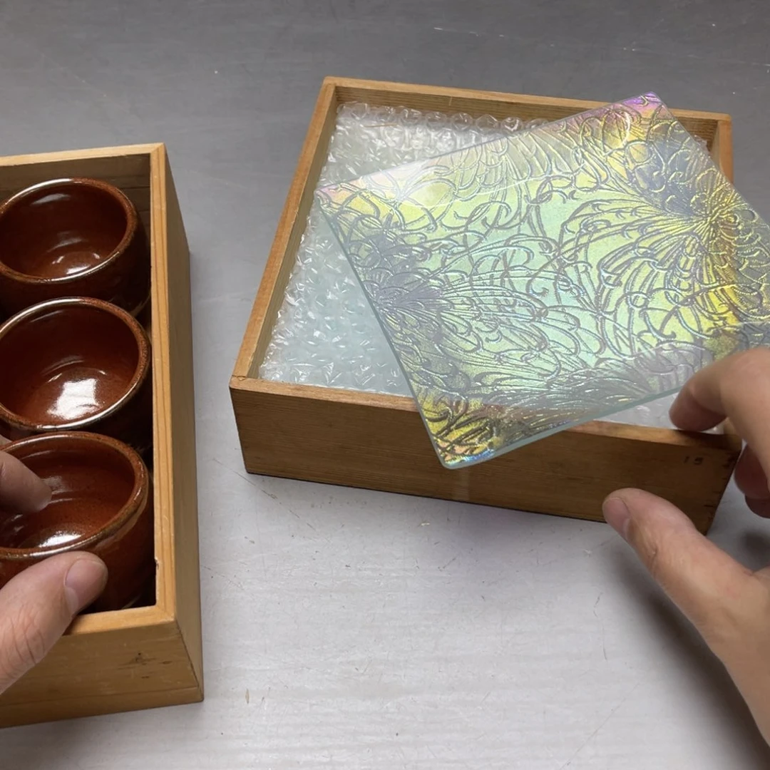 瓷片大**器密密麻麻地排列着一个