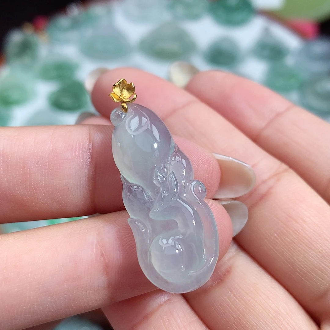 翡翠未镶嵌颈饰九尾狐