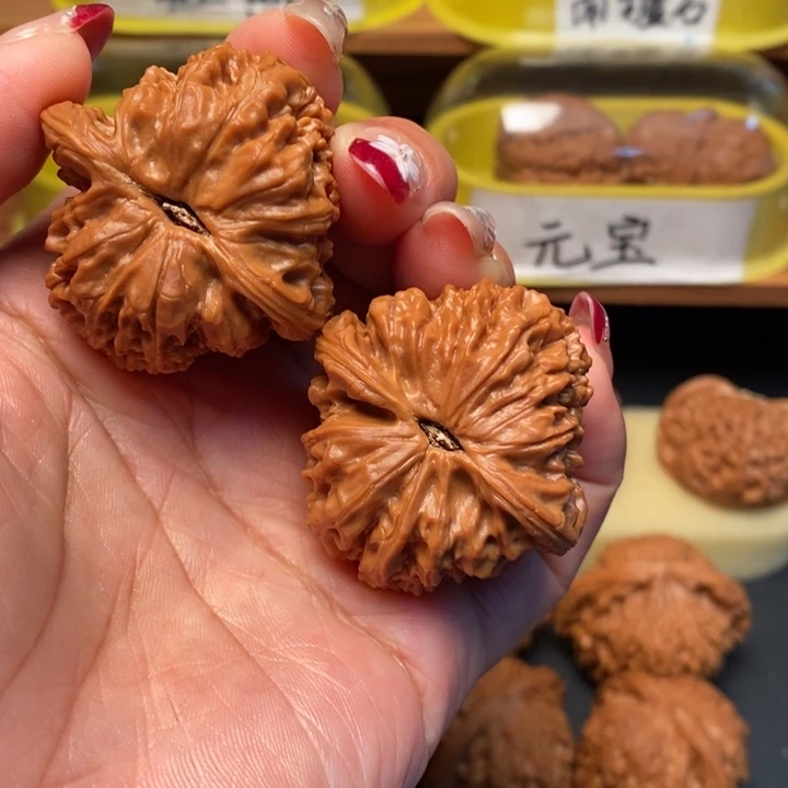 文玩核桃吊坠40三角疆全品