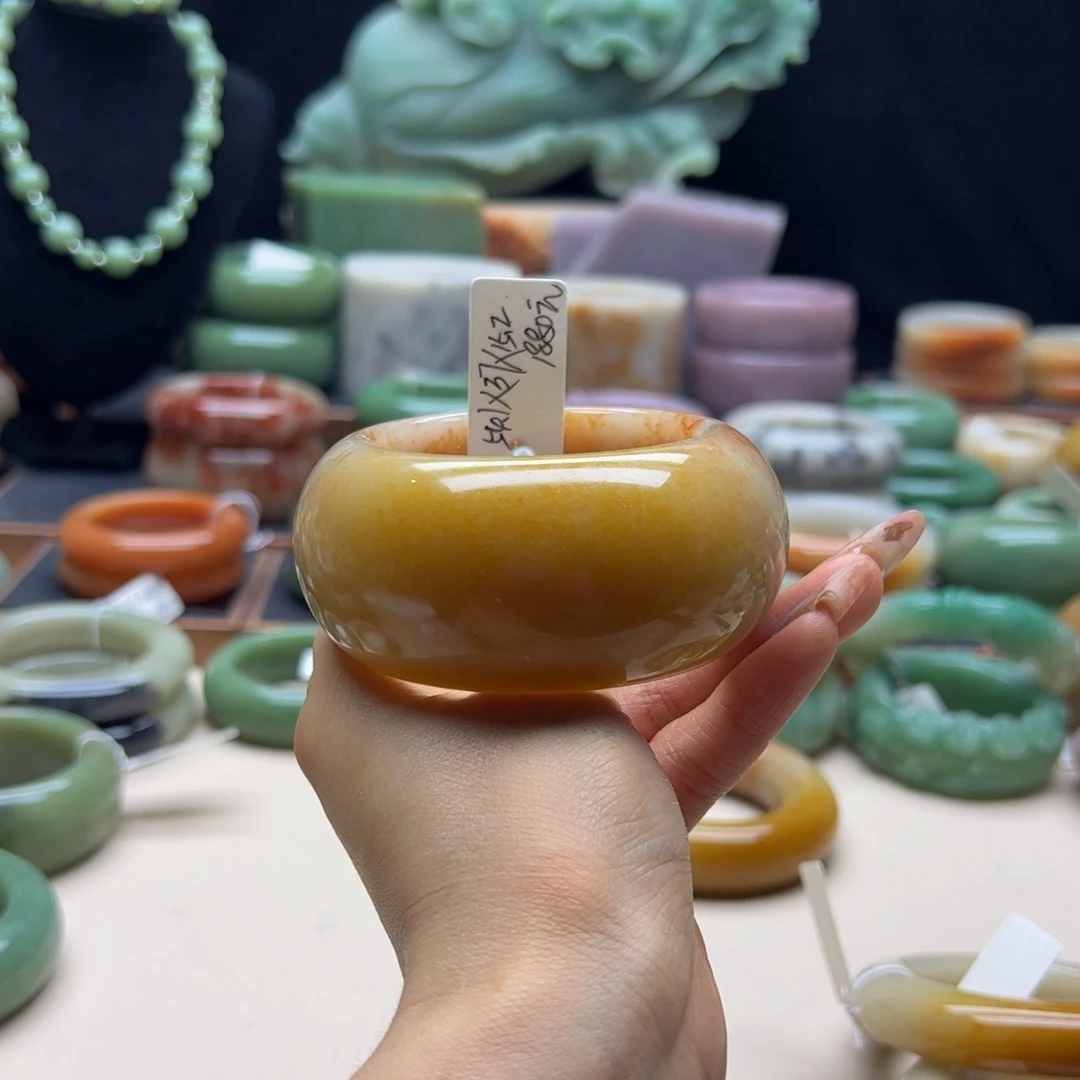 苏***雪石英岩玉未镶嵌手镯