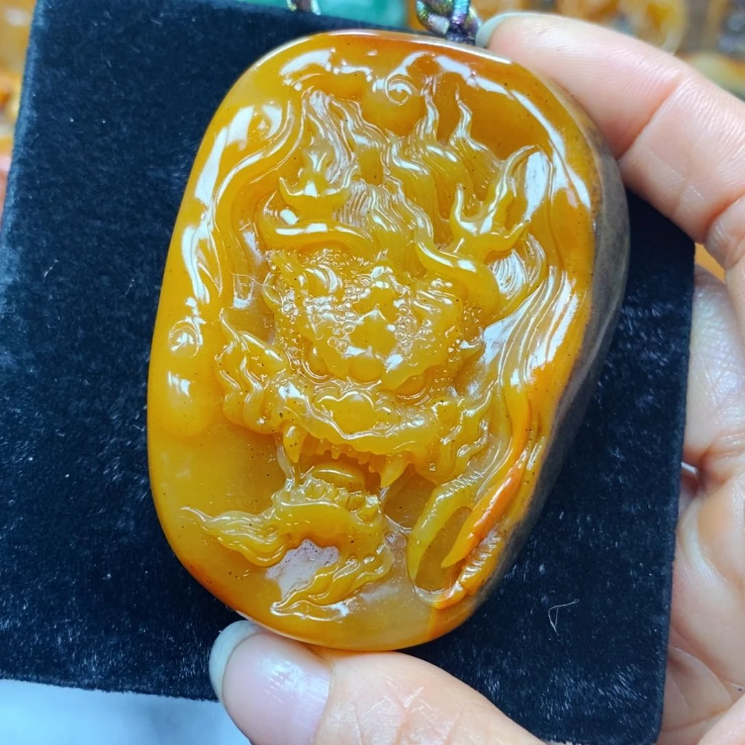 未镶嵌石英质玉（黄龙玉）颈饰