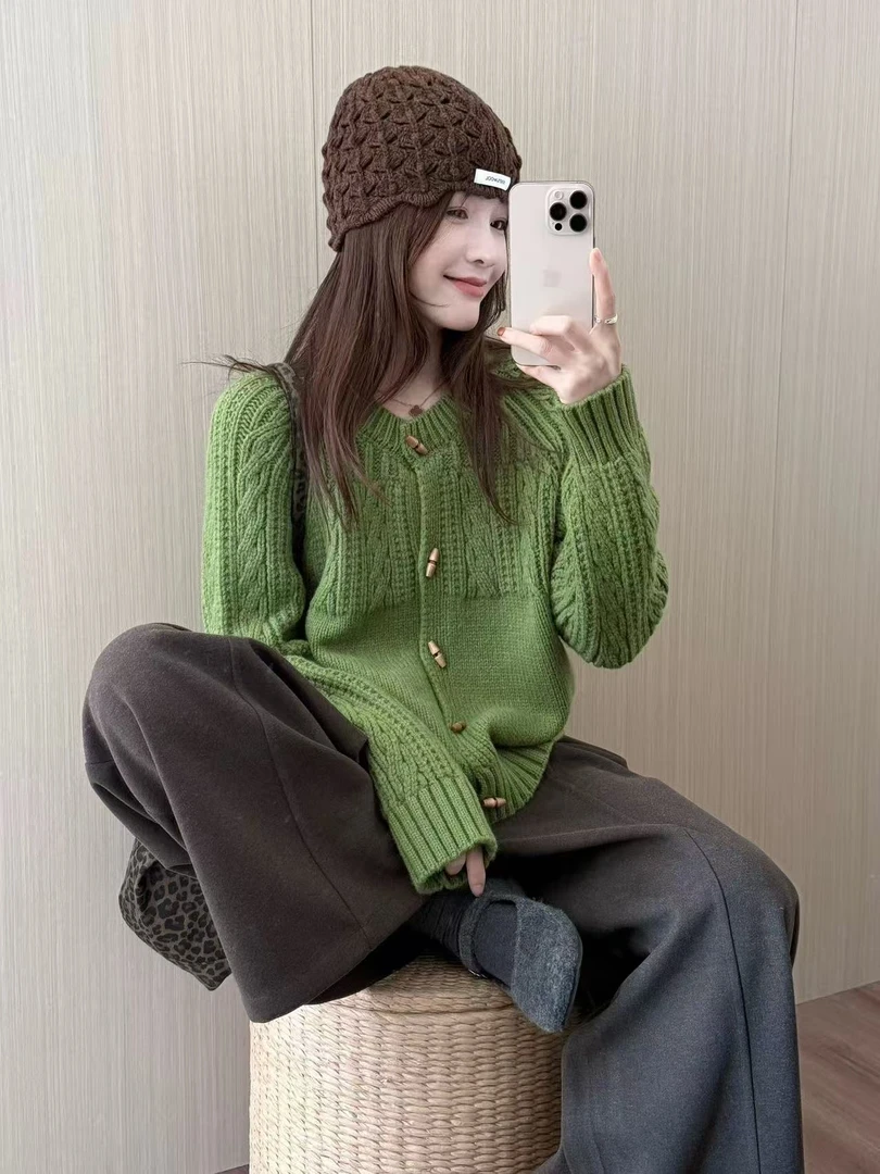 七言家巨好看    #氛围感森绿牛角扣重工小麻花毛衣开衫@