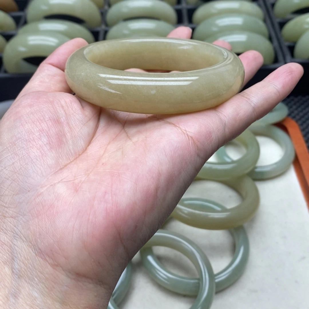 石英岩玉手镯未镶嵌是**呀