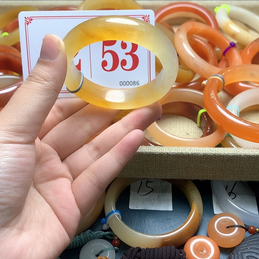 未镶嵌石英质玉（黄龙玉）手镯