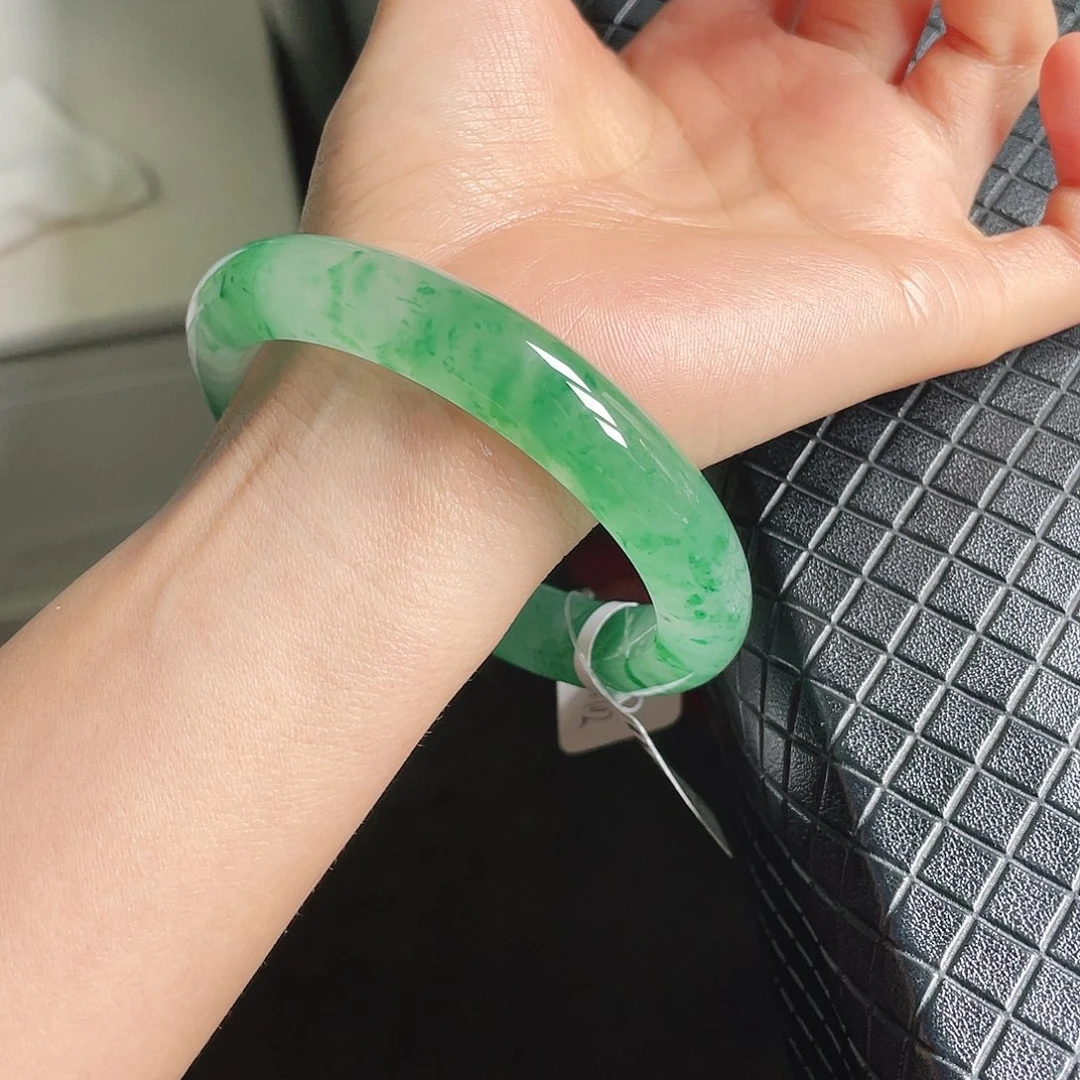 沫***沫石英质玉未镶嵌手镯