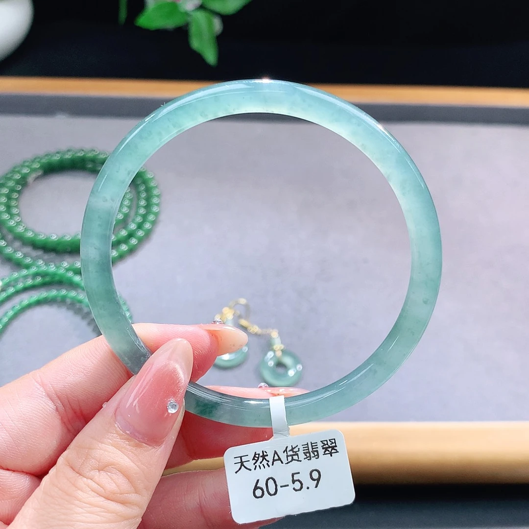 未镶嵌手镯（圆镯）翡翠