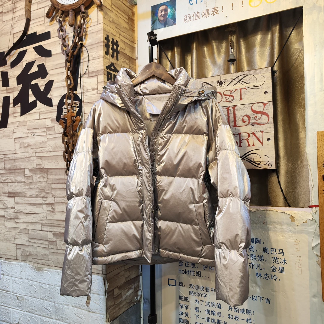 大牌断码高端剪标白鸭绒羽绒服，充绒量190克120斤内可穿。