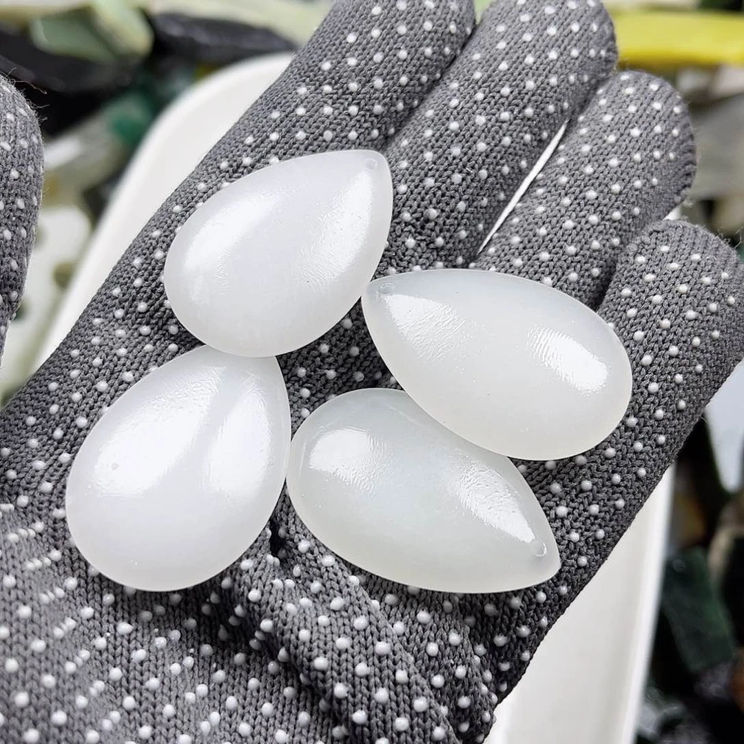 颈饰未镶嵌石英岩玉