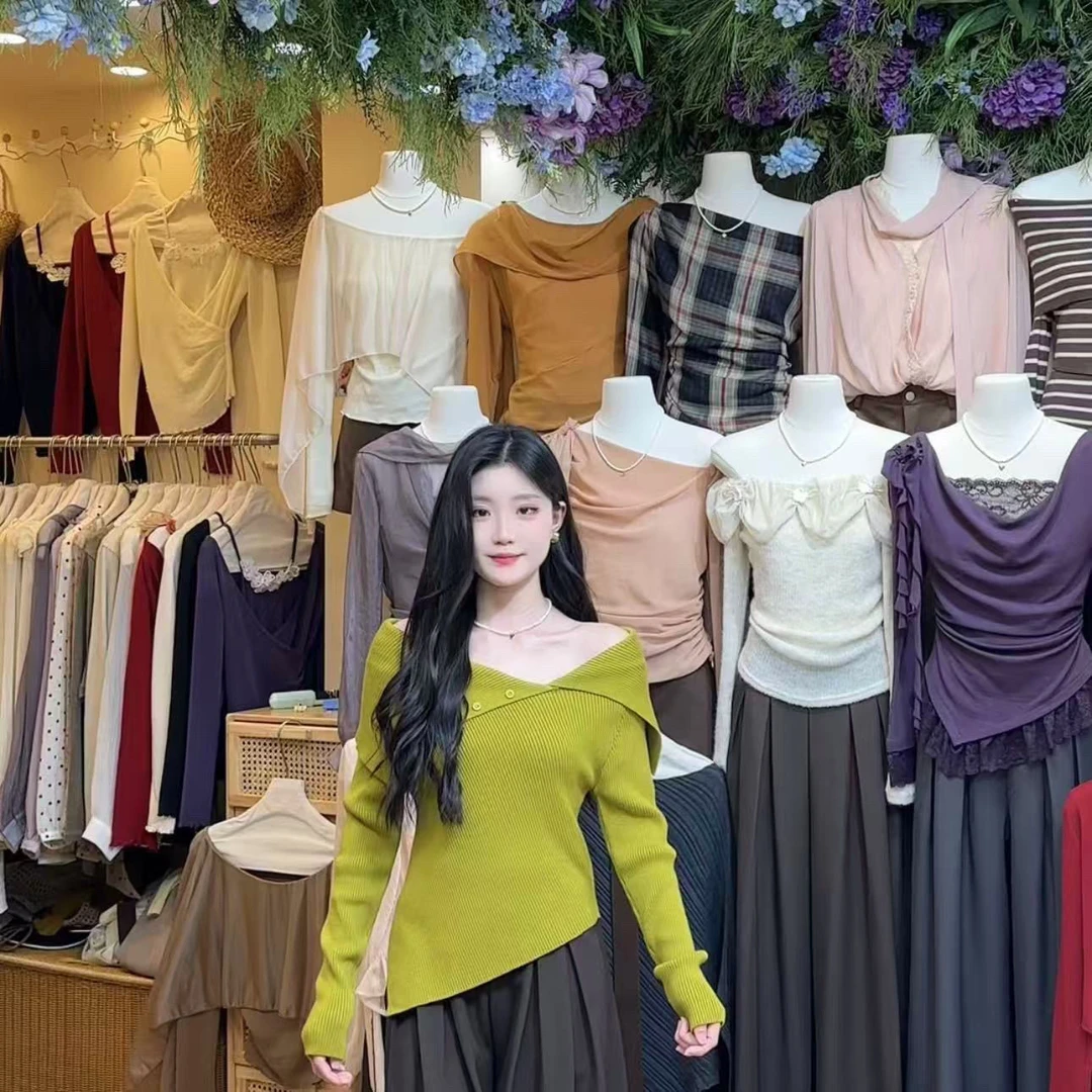 十三行2025秋装新款纯欲风一字肩露肩针织衫女不规则修身长袖毛衣