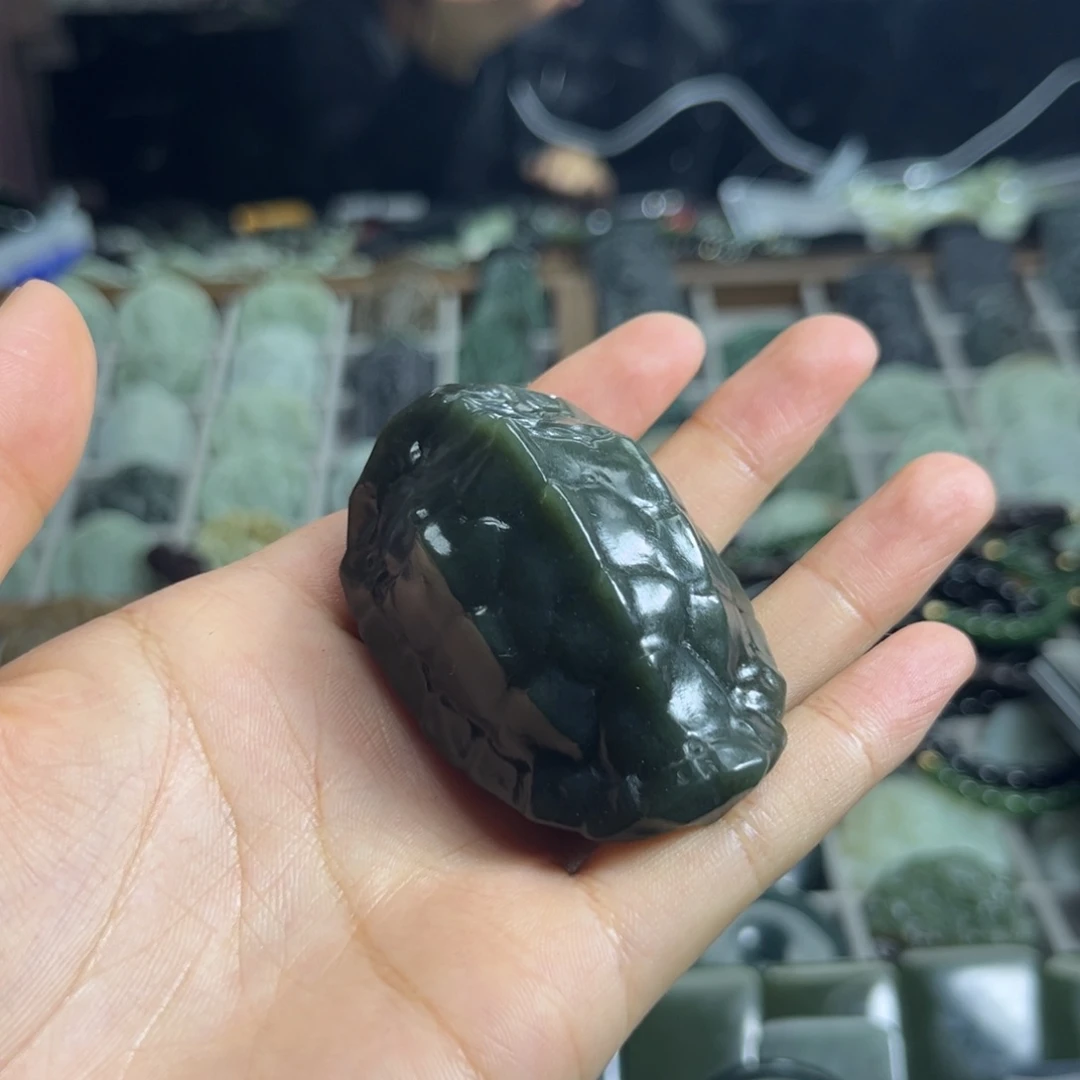 ****椒和田玉未镶嵌颈饰
