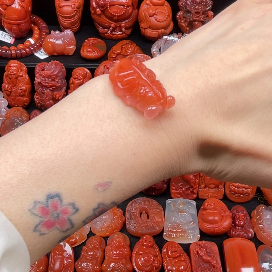 南红玛瑙未镶嵌冰红通孔鱼