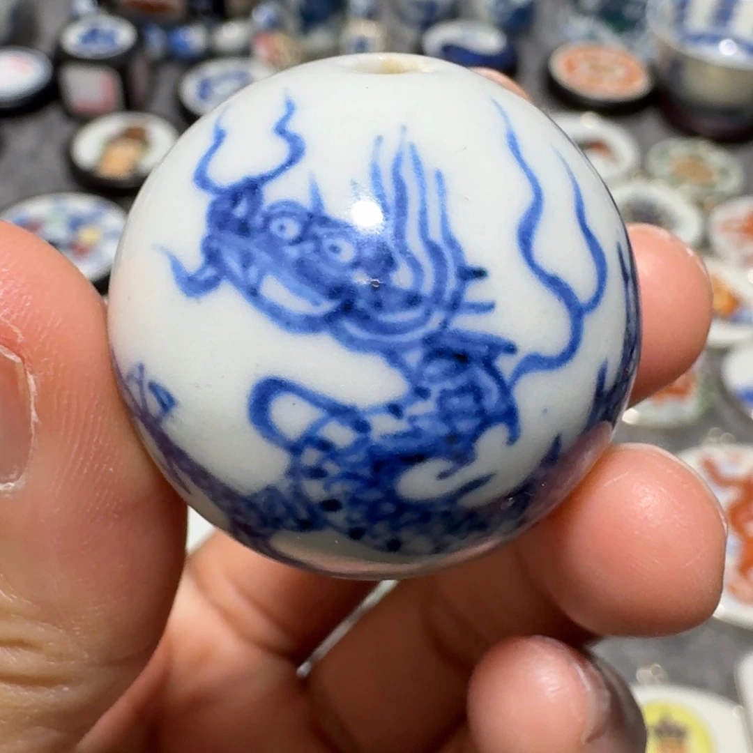 瓷片青花龙珠一个