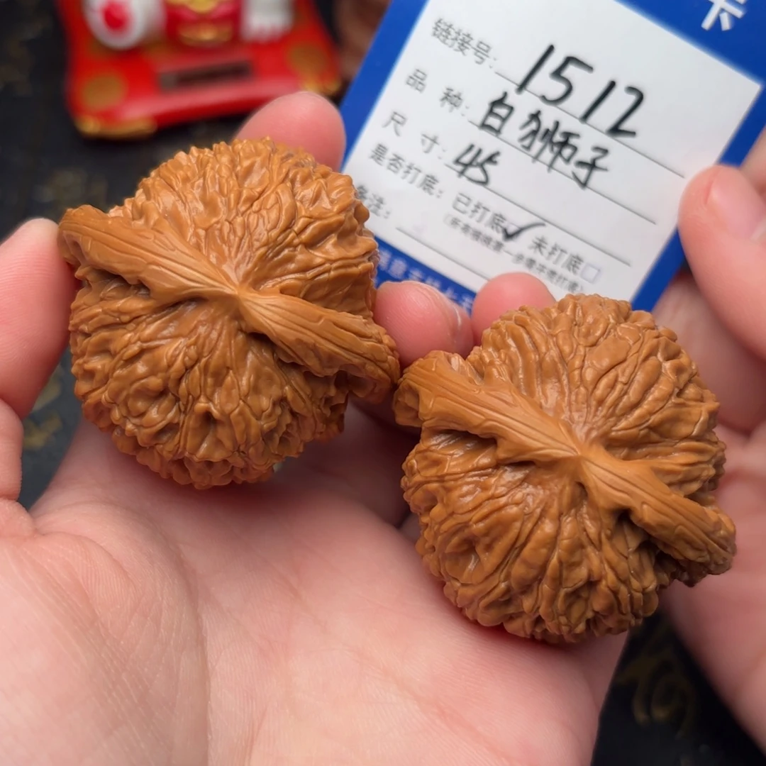 文玩核桃吊坠白狮子