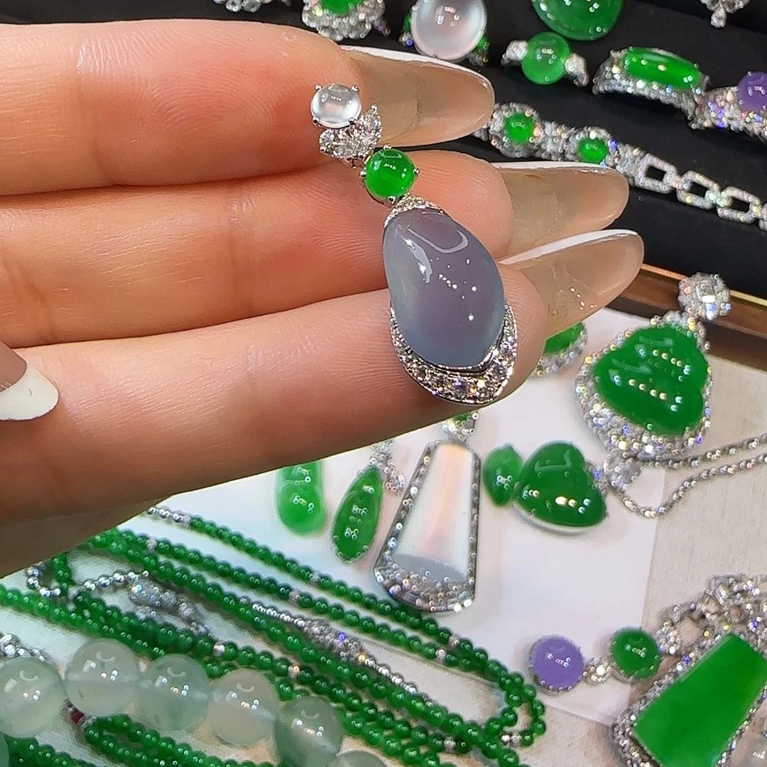 翡翠18K金镶嵌颈饰