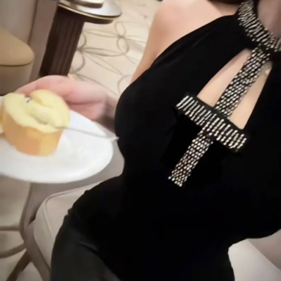 1295【攻心尤物】法式气质御姐挂脖连衣裙修身显瘦派对小黑裙