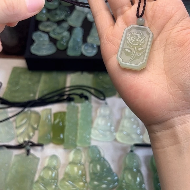 岫玉合金颈饰吊坠