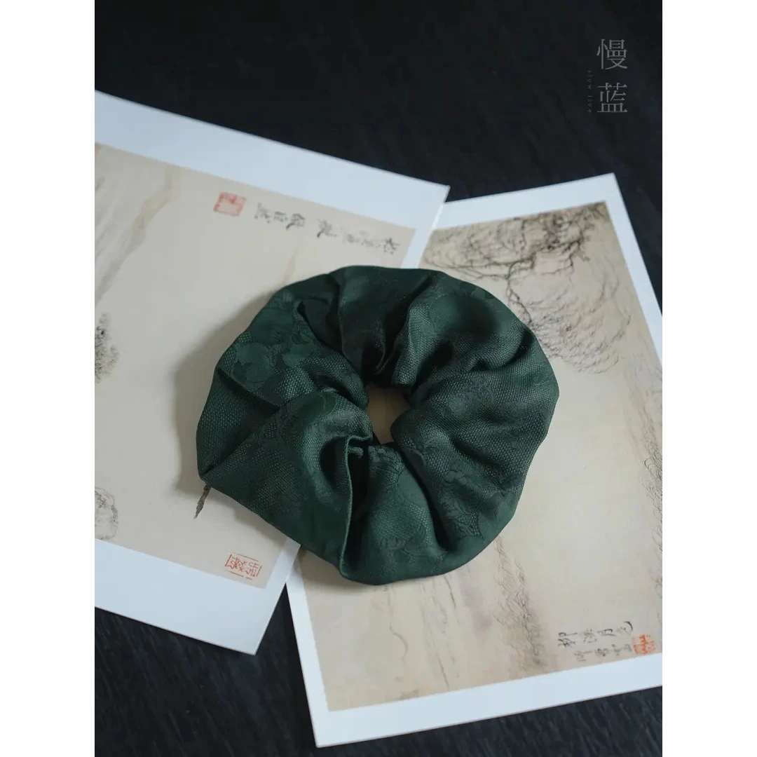 【坐饮亭竹】【坐饮亭竹】玲珑桃络】墨绿色真丝香云纱发圈大号（慢