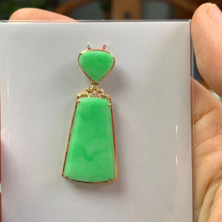 翡翠18K金镶嵌颈饰翡翠吊坠