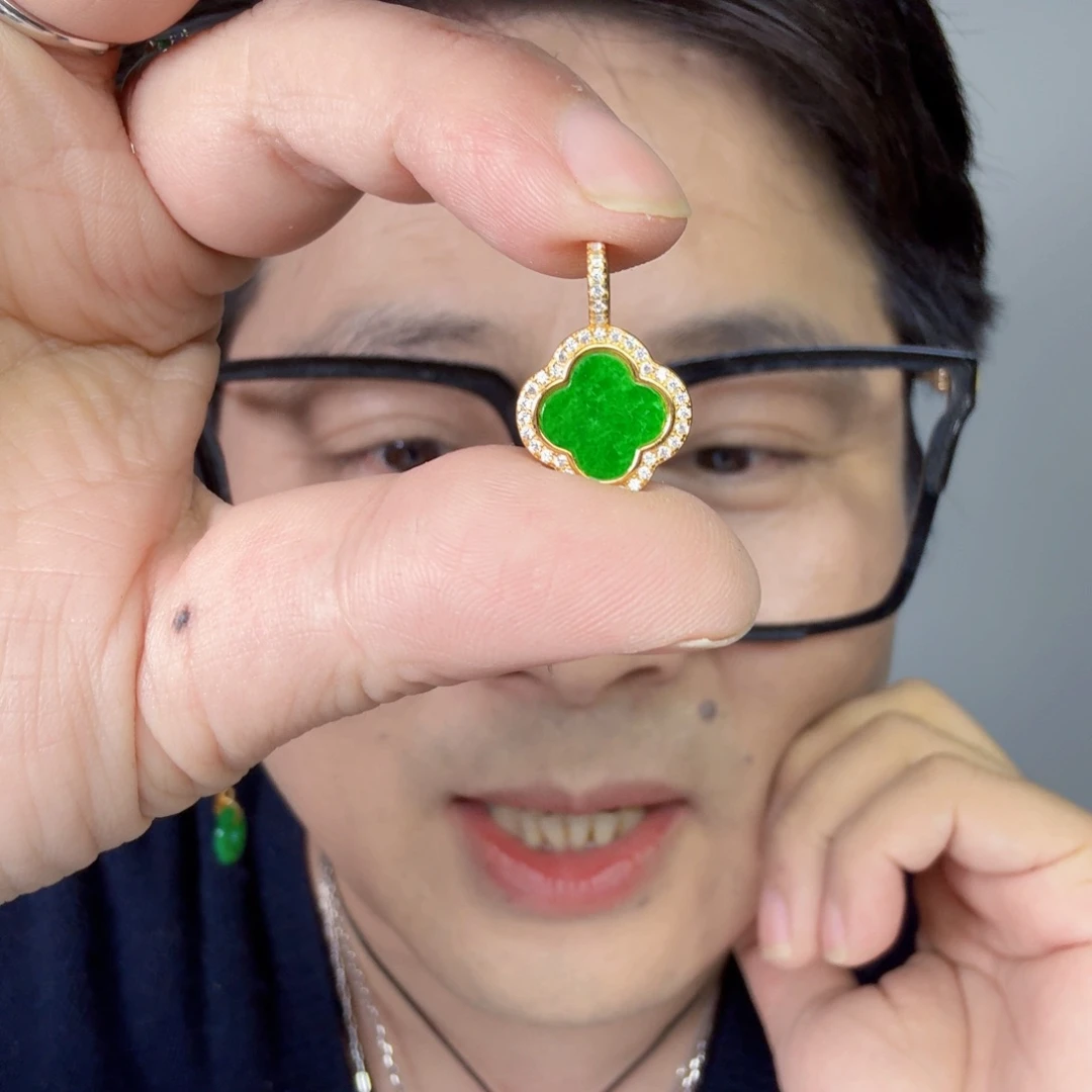 翡翠未镶嵌颈饰一件
