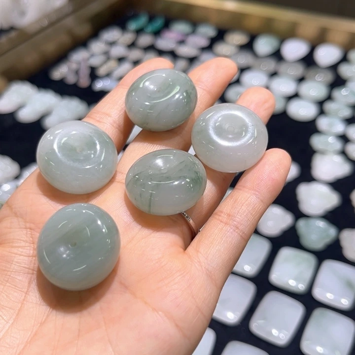 颈饰未镶嵌石英质玉