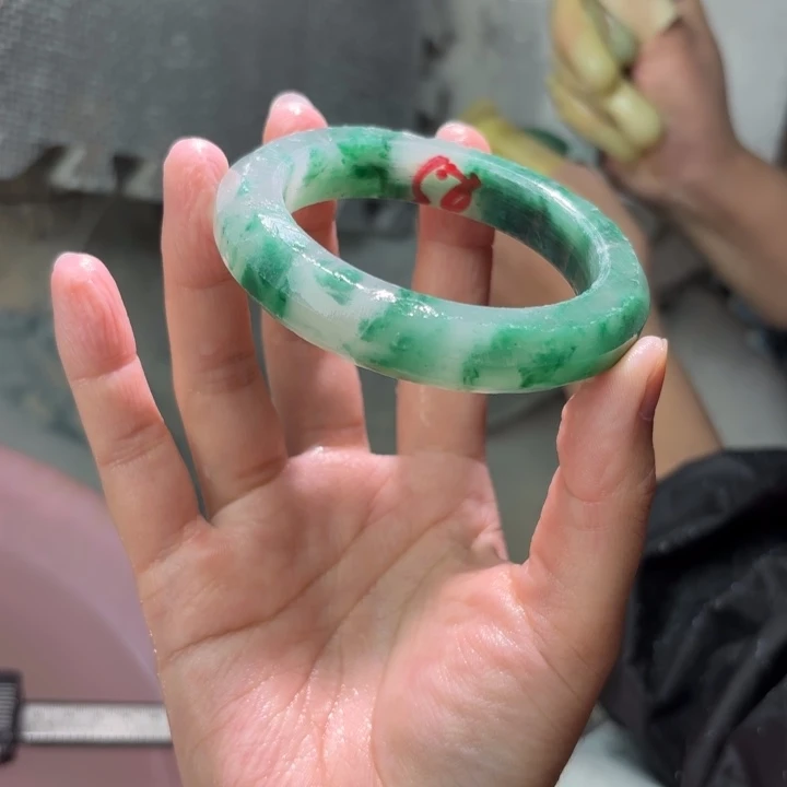 K***K石英质玉（非洲翠）手镯未镶嵌定制