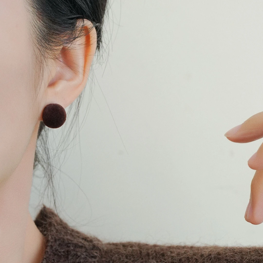 铜合金耳饰 美拉德色圆球丝绒耳钉女士复古港风气质高级感耳环