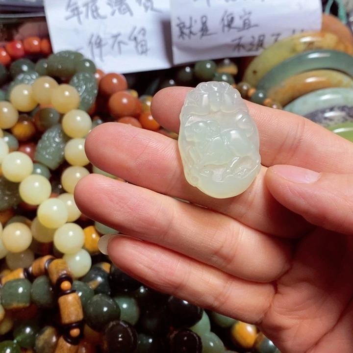 蛇纹石玉颈饰未镶嵌