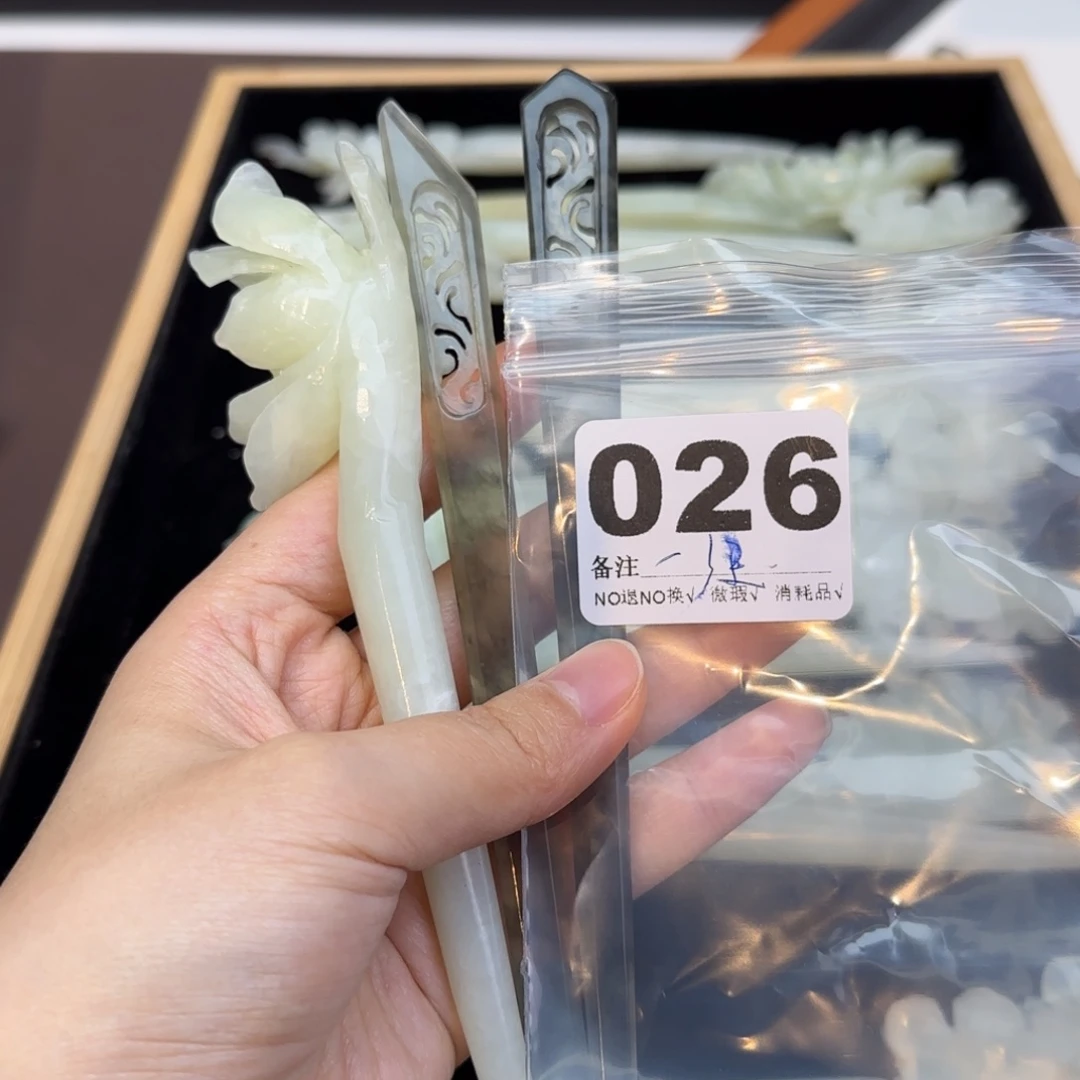 一***紫蛇纹石玉合金发饰