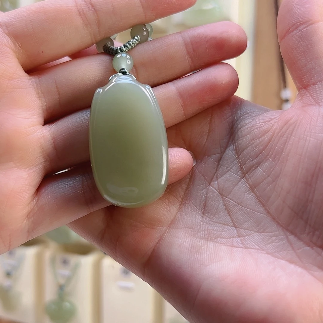 人***短和田玉未镶嵌颈饰