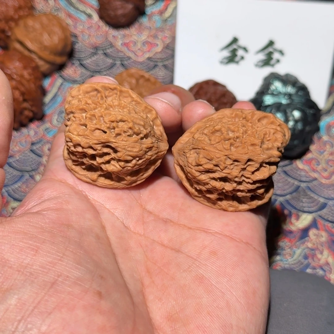 文玩核桃把件2295天残南疆，尺寸36 36 37